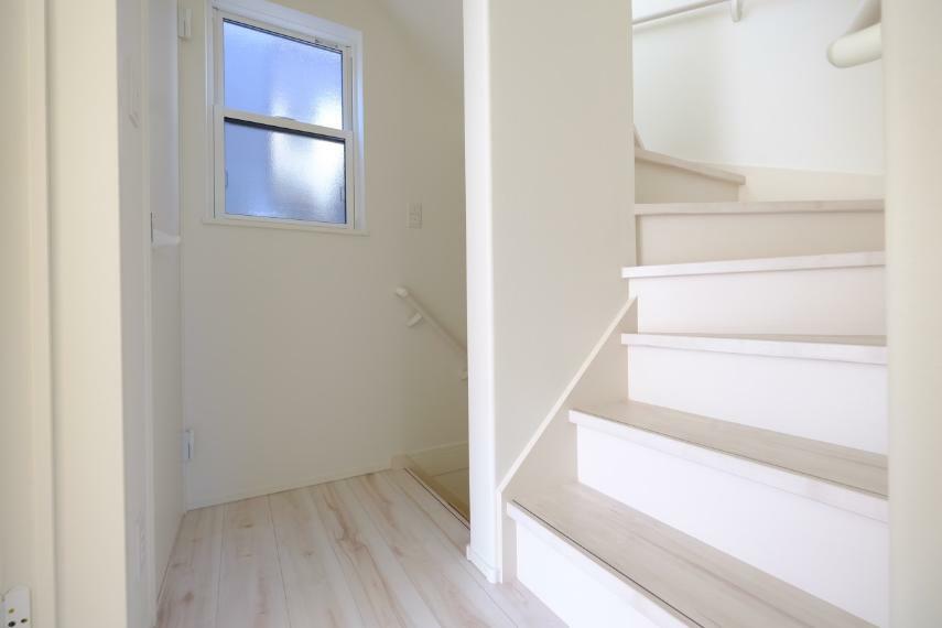 ■採光窓のある明るい階段室
