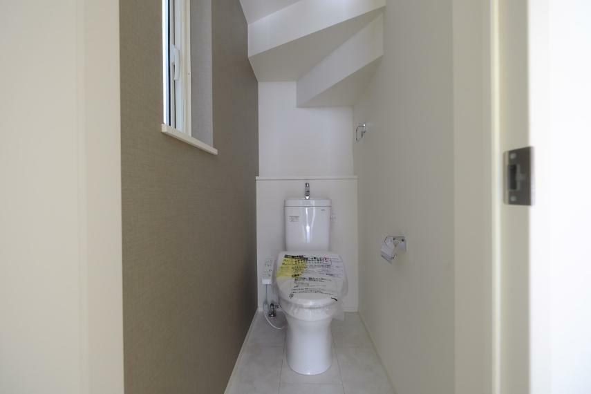 トイレ ■アクセントクロスでデザインされた空間