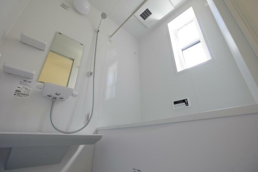 浴室 ■浴室乾燥暖房機能を備えたバスルーム。窓換気もOK！