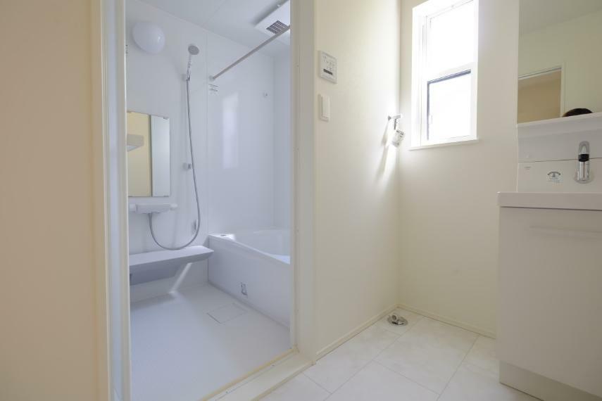 ランドリースペース ■浴室乾燥、窓換気も可能な洗面室