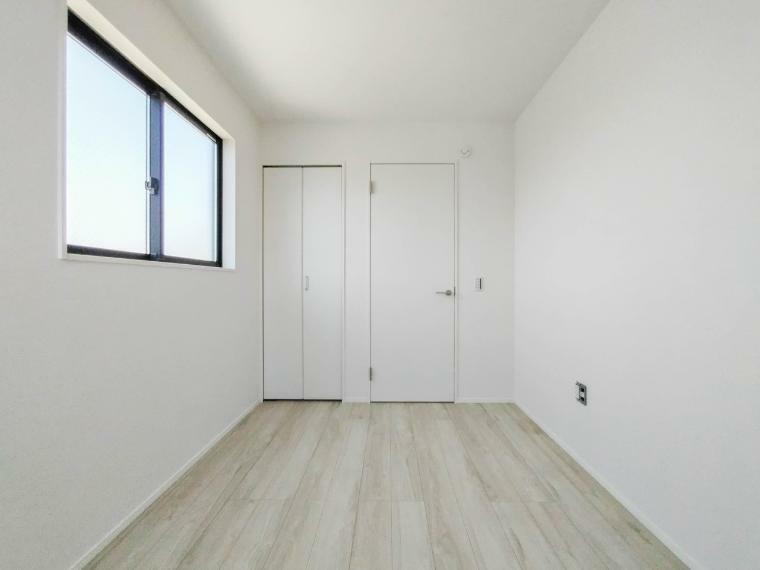 洋室 【Room-洋室】 シンプルにデザインされた室内。家具やレイアウトでお好みの空間に。