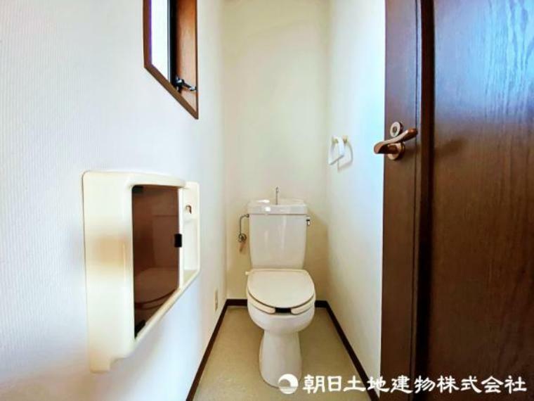 トイレ 2階のトイレも窓があり明るく、換気もできます