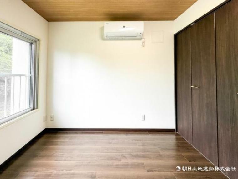 【居室】インテリアショップで見掛けた「あの家具」も置ける、ゆったりとした空間。