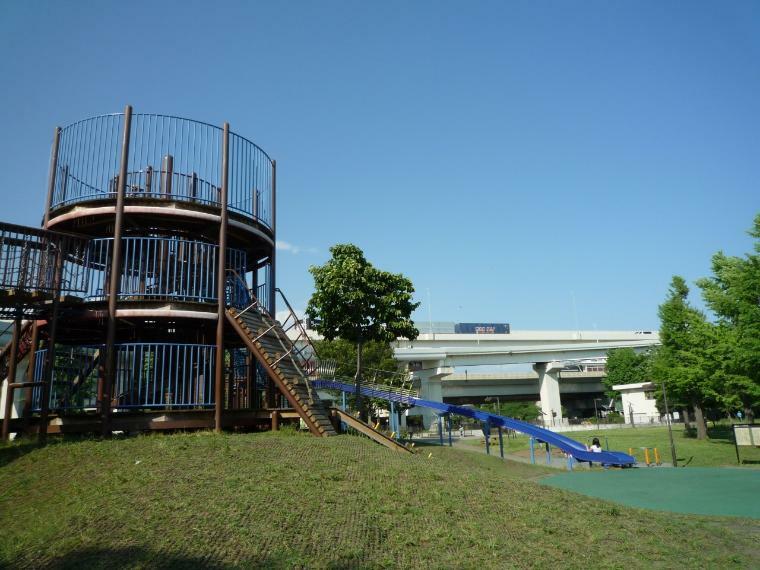 公園 蒔田公園（春は桜祭りのメイン会場として賑わいます。6月から10月はカヌー体験もできる大型の公園です。）