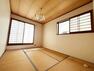 2階和室6畳は上質な時間が流れる癒しの空間。自然の光と風の心地よさを実感できる快適空間。