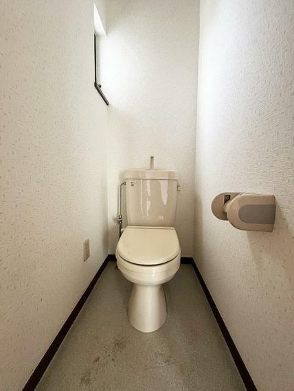 トイレ 2階トイレ。換気出来るよう、窓も完備。温水洗浄便座付です。