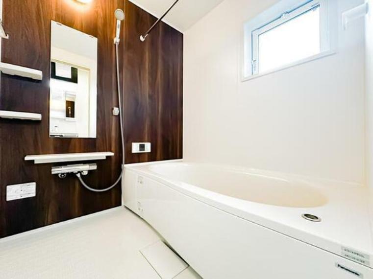 浴室 バスルームは、1日の疲れを取り、心身を癒すことができる場所。住まいの中のリラクゼーション空間です。浴室乾燥機も完備されております。室内（2024年5月9日）撮影
