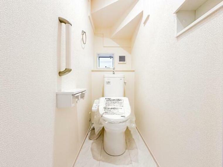 トイレ 光を取り込む窓のある、温水洗浄便座完備のトイレスペース。ついつい考え事をしてしまうほど落ち着く空間です。室内（2024年5月9日）撮影