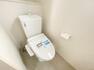 トイレ 白を基調とした温水便座付きトイレは意外と落ち着く居場所です。