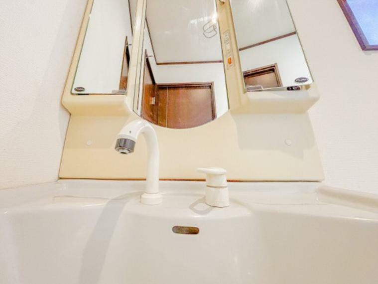 洗面化粧台 三面鏡の洗面台で優雅な毎朝の準備を迎えることができます。