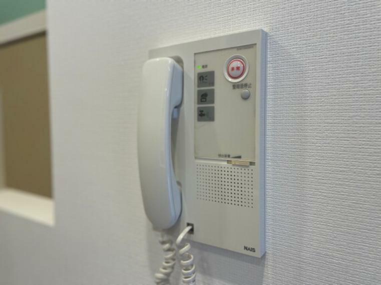 来訪者には受話器で事前に対応できるので、安心です。