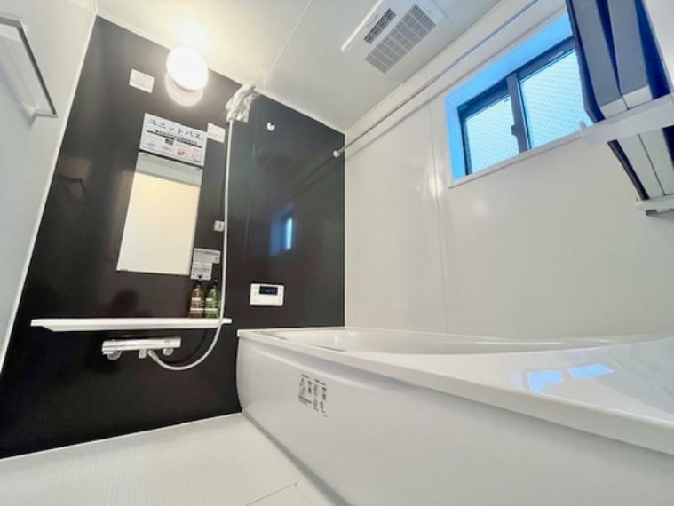 浴室 清潔感と高級感のあるカラーで統一した浴室。ゆったりお使い頂けるバスタブが心地よさをもたらします。
