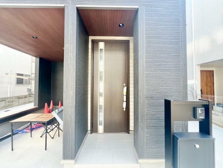 玄関 上質なデザインが落ち着きと高級感を与えます。安らぎに満ちた生活空間を予感させてくれます。