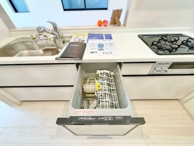 キッチン ビルトイン食洗機を採用。予約運転機能などもあり、家事の時間短縮や効率アップ、節水にも威力を発揮します。