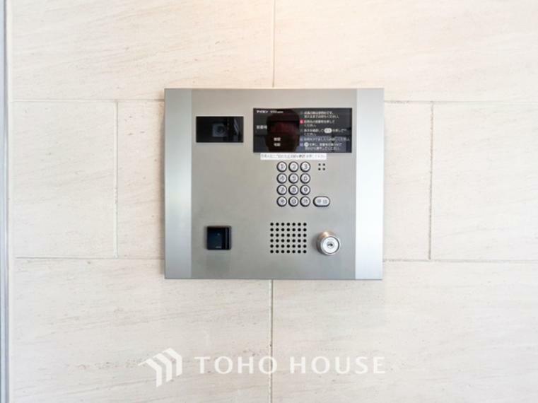 防犯設備 集合住宅のエントランスには住戸内部と通話できるモニター付きのインターホンが設置されています。