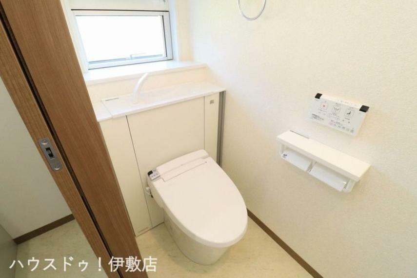 トイレ 【トイレ】タンクレスのトイレ、収納付きです！