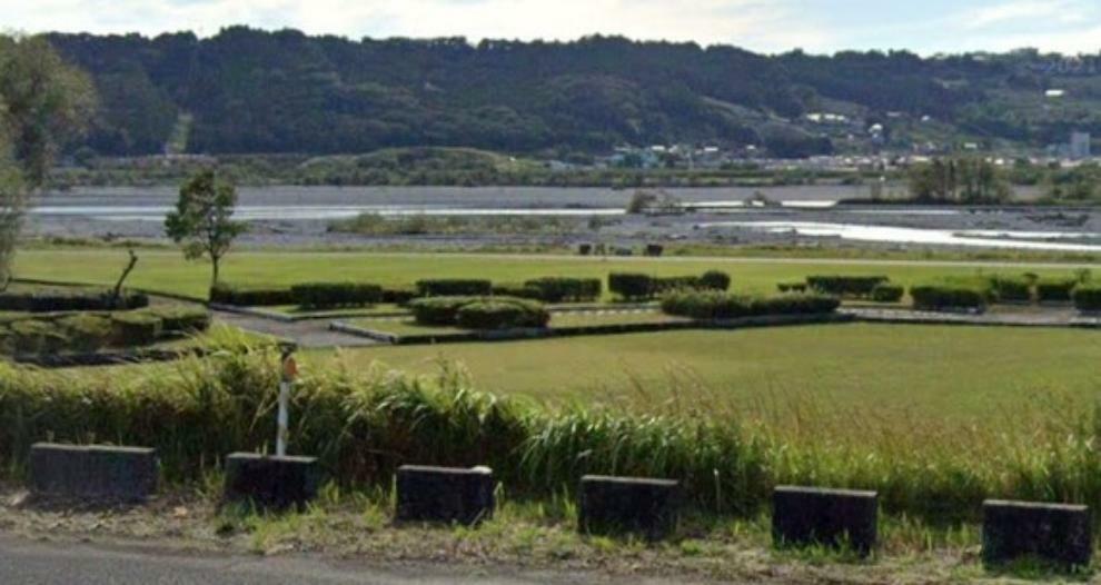 公園 大井川河川敷の両岸にあり、ソフトボール、サッカー、陸上競技、散策ができる公園です。左岸には大井川マラソンコース「リバティ」が併設されています。