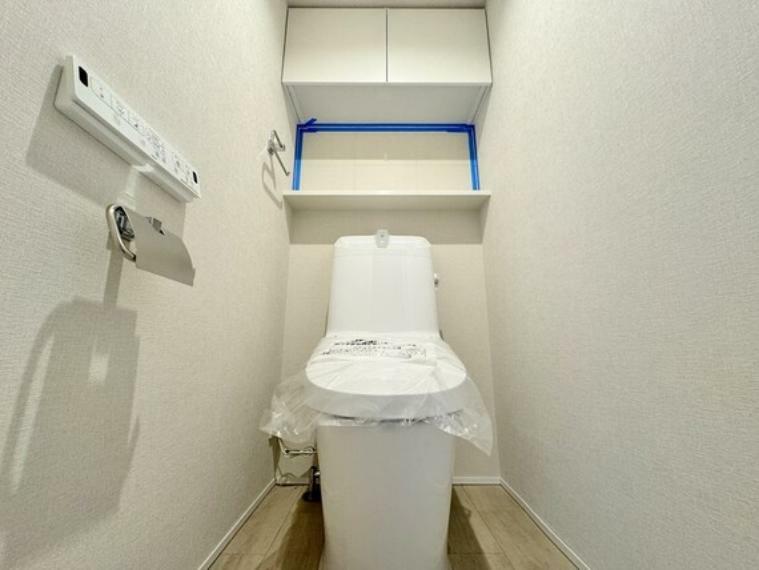 トイレ 白を基調とした清潔なトイレ。