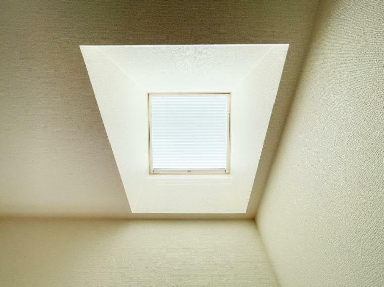 自然な明るさで室内を照らし、開放感もプラスしてくれるトップライト。