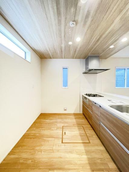 ダイニングキッチン 爽やかな風が通り抜けるキッチン。窓があるので明るく換気にも役立ちます。