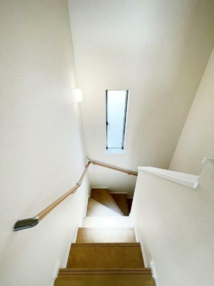 階段は薄暗くなりがちですが、窓を付けることによって明るい空間にできるので、上り下りの安全性も確保されます。