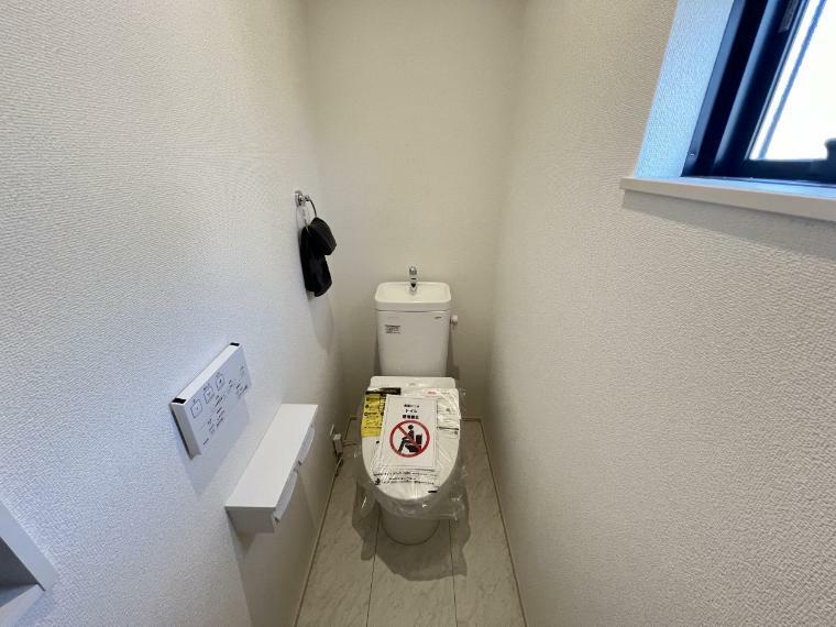 トイレは各階にご用意。ウォシュレット機能付き