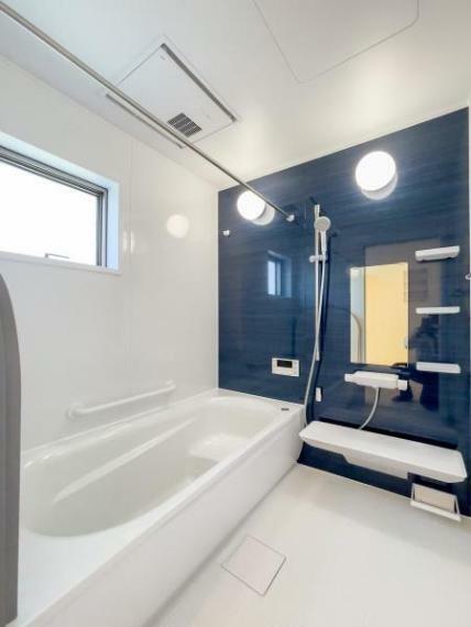 浴室 「疲れを癒す空間」 広々とした雰囲気の良いバスルーム。お子様と一緒にお風呂に入る楽しみ、思い出の一ページが刻まれる大切な瞬間