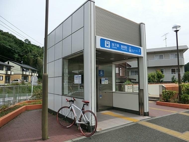横浜市営地下鉄ブルーライン　舞岡駅 ホームへの入り口が複数あり便利です。 ホームはとても広く安全対策がされています。 駅周辺には緑が沢山あり綺麗な街並みです