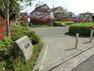 公園 三保中通公園 中心が花壇になったサークルベンチがあります