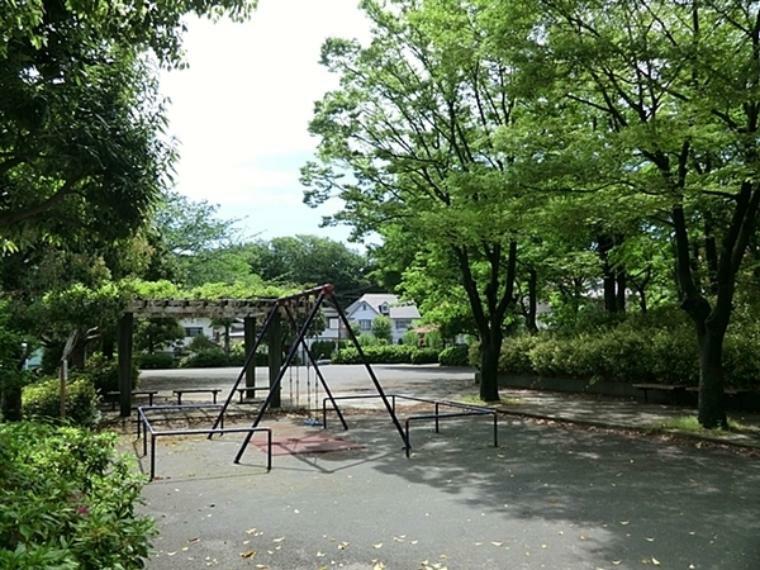 公園 上中里向坂公園 高台にある公園で、周囲の町並みを見渡すことができます。ブランコとベンチがあり、ベンチの上は藤棚になっていてきれいです。