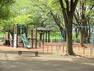 公園 佐江戸公園 あおむしのような形をしたスプリング遊具などがあります。砂場やブランコ、健康遊具、スポーツグランドもあります。