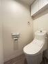 トイレ 白を基調とした明るく清潔感のある空間。人気のシャワートイレが付いており、トイレットペーパーの無駄をなくすだけでなく感染症の予防にも効果的です。