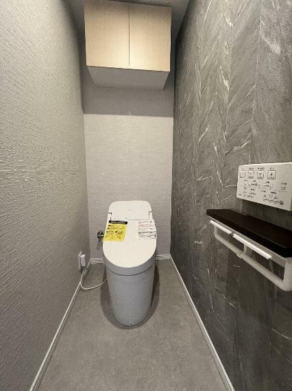 トイレ 白を基調とした、シンプルながらも落ち着くデザインのレストルーム！洗浄付き温水便座で機能性も兼ね備えています。