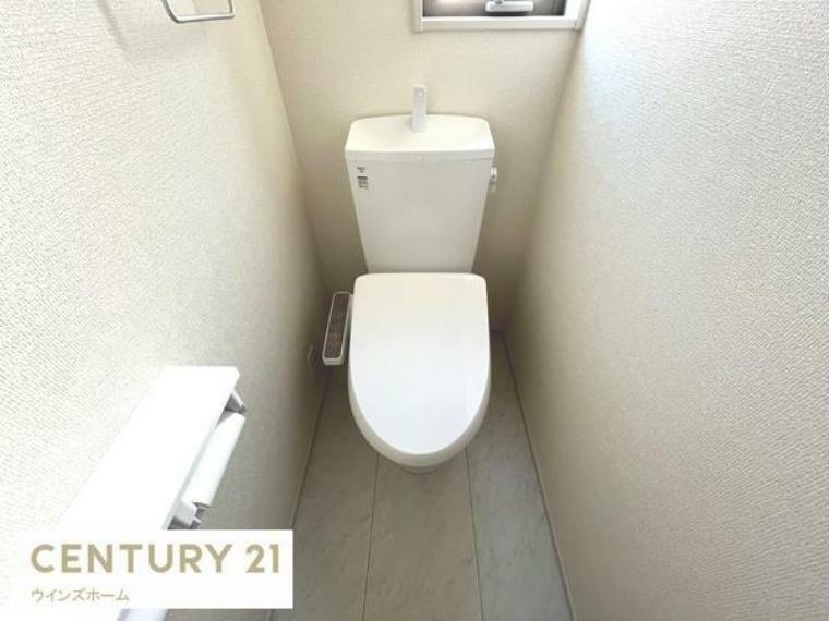 トイレ トイレは1・2階に設置され、ウォッシュレットが内蔵されているので使用後はスッキリ爽快！小窓が付いているので換気もしやすいです！