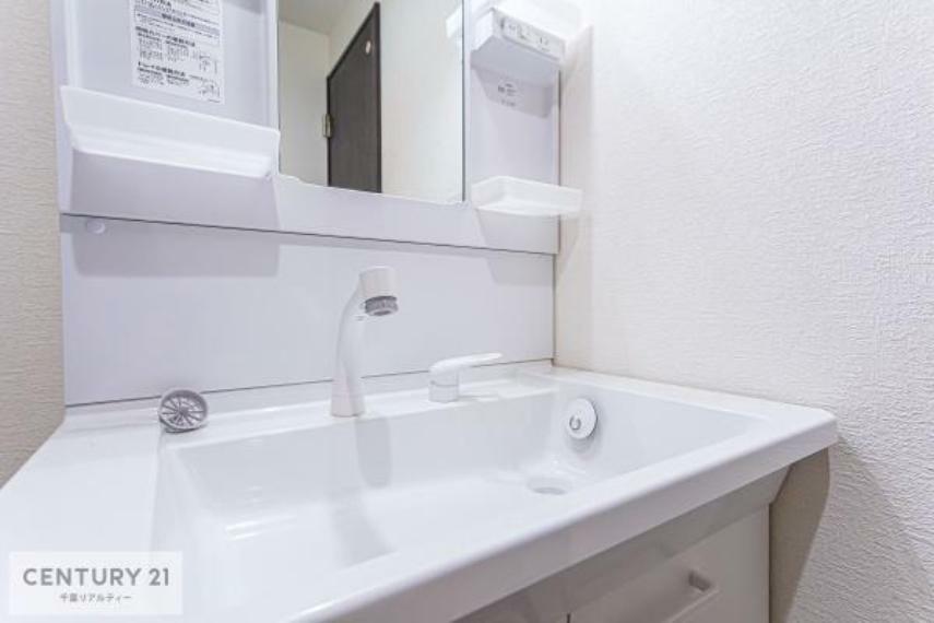 洗面化粧台 洗面台ホールは、深く水が跳ねにくい！それにお掃除がしやすい使い勝手の良い洗面台！白を基調としているので、清潔感のある水周りです！
