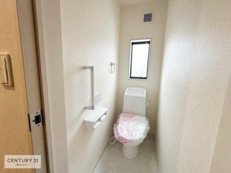 1・2階にトイレがございます！朝の忙しい時間帯も待たずにすみそうですね。白を基調とした清潔感のあるトイレでお手入れがしやすいです！（他号棟写真）