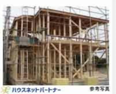 構造・工法・仕様 常に呼吸し、気候の変化に合わせて微妙に伸縮する木材こそが、高温多湿な日 本の気候風土に最適と確信しているからです。「木造軸組構法」は土台、柱、 梁などの住宅の骨格を木の軸で造る工法で、1000 年以上にわたり、改良・発達 を繰り返してきました。接合部には補強金物を取り付け、床には構造用合板を 使用するなど、強い耐震性・耐久性を発揮しています。