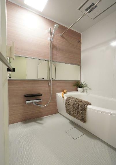 シンプルで機能的なバスルーム。雨の日に嬉しい浴室乾燥機付きです
