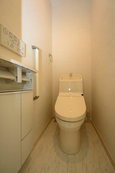 2階温水洗浄便座付トイレ　トイレは各階にあります。