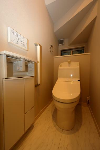 1階温水洗浄便座付トイレ　トイレは各階にあります。