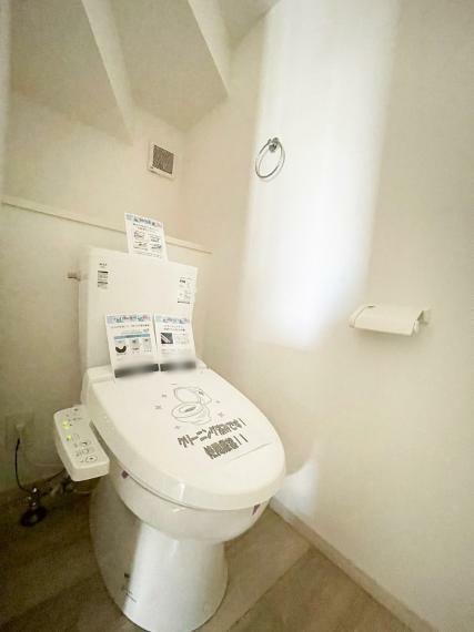 トイレ 節水省エネ仕様のウォシュレット付シャワートイレです。進化したふちでお手入れも簡単。蓋は自動開閉なので感染症予防にもなります。