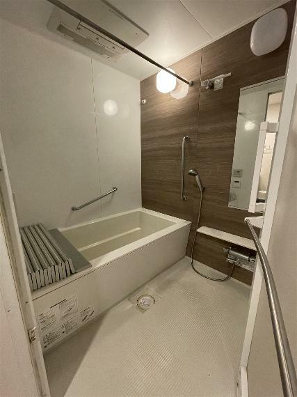 浴室 浴室暖房乾燥機付、1418サイズの広々とした浴室。