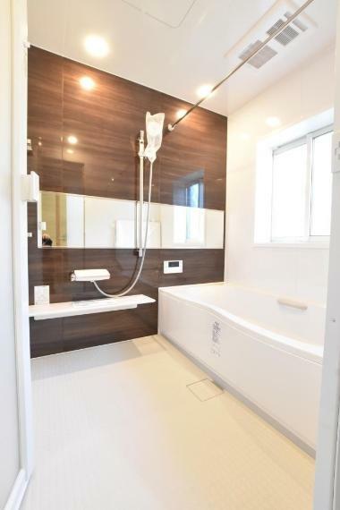 浴室 追い焚き機能付きで帰宅時間がバラバラの家庭でも快適に入浴できます。