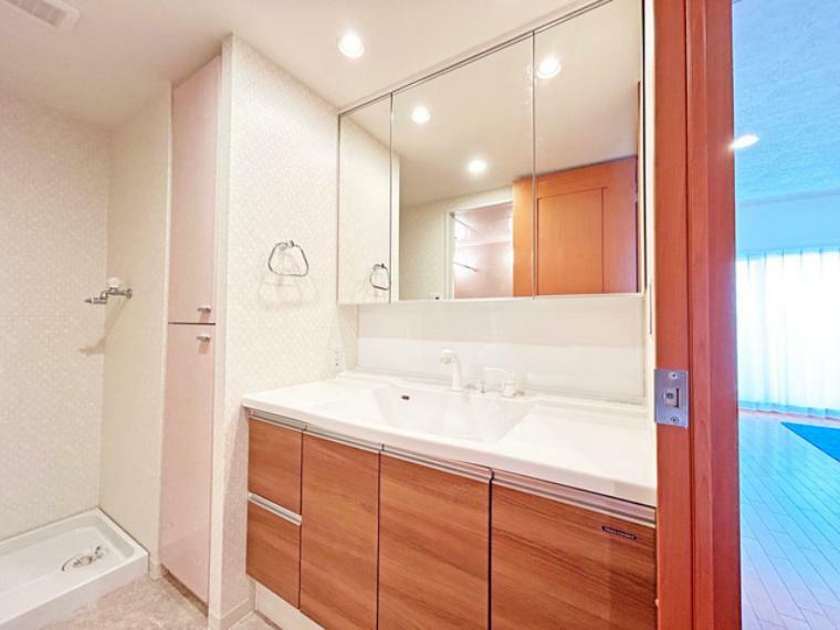 洗面化粧台 ホテルのような大型の洗面台は左右のスペースが広くて使いやすそうです。