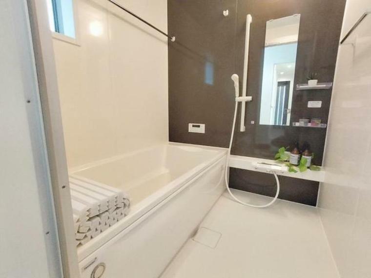浴室 浴室乾燥機の他にも開口部のある浴室スペース。 お風呂上がりの湿気も、窓を開けておくことで改善可能。 お湯につかりながら、ちょっとした露天気分？