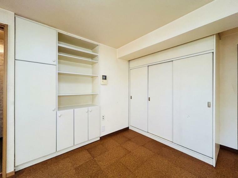 収納 備え付けられた収納棚:各お部屋に収納が設置されています。