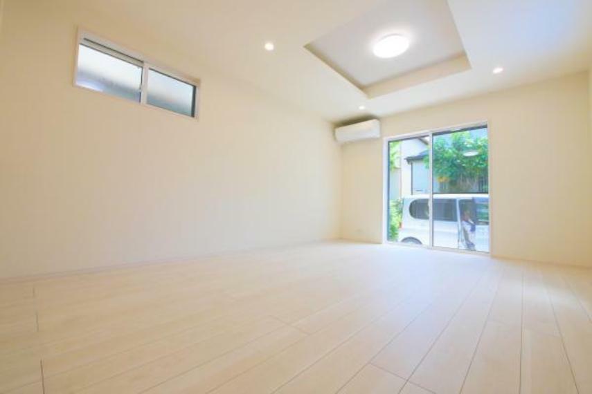 居間・リビング ■折上天井＋3面採光で明るく開放感のあるリビング空間
