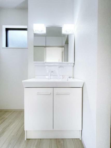 （洗面室）人気の三面鏡ドレッサータイプ！鏡の裏が収納になっているので、洗面台周りもスッキリ片付きますね＾＾
