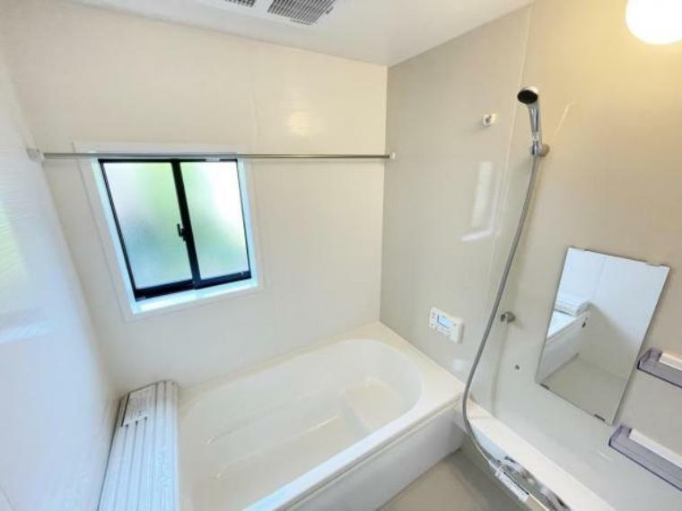 浴室 （浴室）気密性が高く、浴室乾燥・暖房機のついたユニットバスなら、寒い冬でも快適な入浴が可能！また窓があるので『湿気対策』も〇＾＾