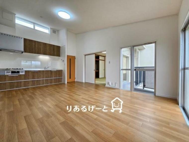 居間・リビング LDK10.5帖:清潔感があり、明るく落ち着いた雰囲気の室内空間！